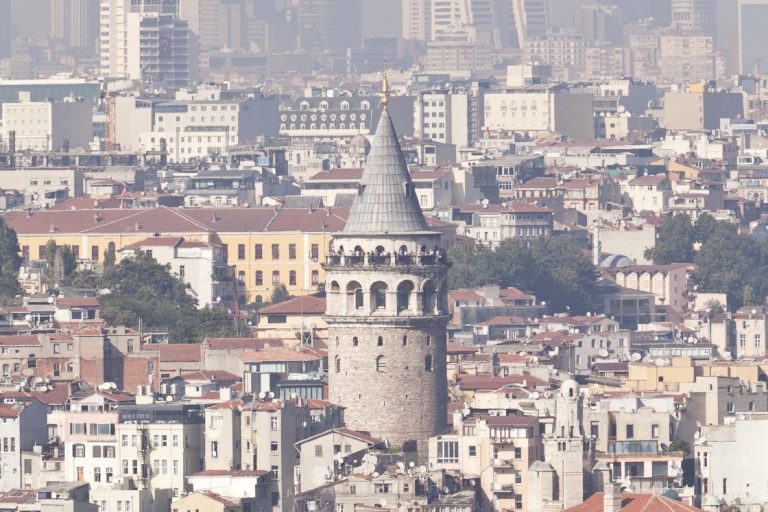 Der Galata-Turm in Istanbul, umgeben von städtischen Gebäuden und Häusern.