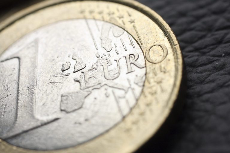 Nahaufnahm einer 1-Euro-Münze mit Details auf der Oberfläche.