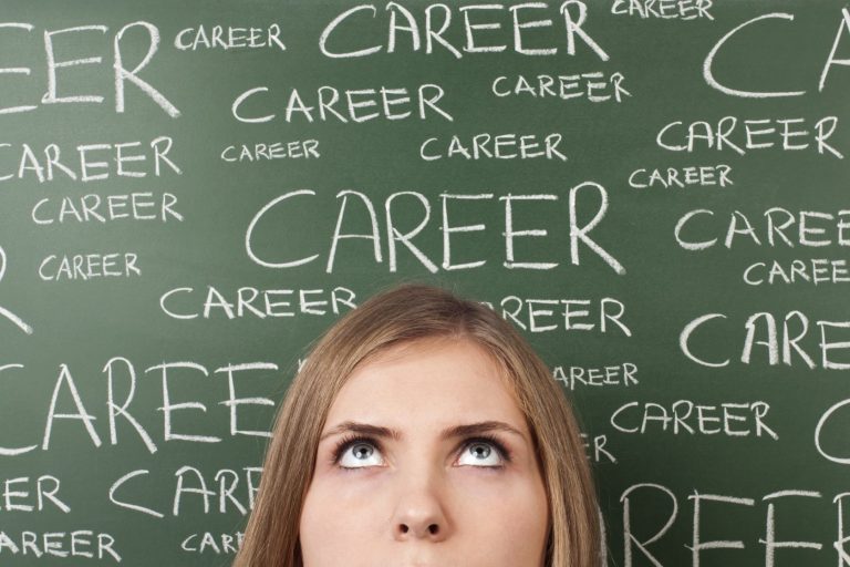 Frau schaut nach oben, umgeben von wiederholten Wort "CAREER" auf einer Tafel.