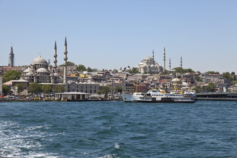 Blick auf die Moscheen und historische Architektur von Istanbul am Wasser.