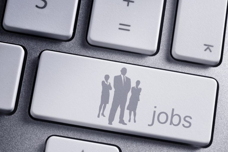 Tastaturtaste mit dem Wort "jobs" und Silhouetten von Menschen.