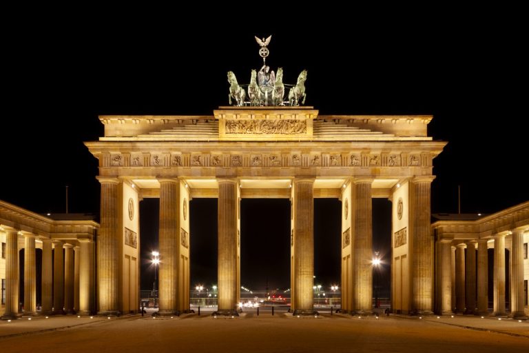 Das Brandenburger Tor bei Nacht, beleuchtet und majestätisch.